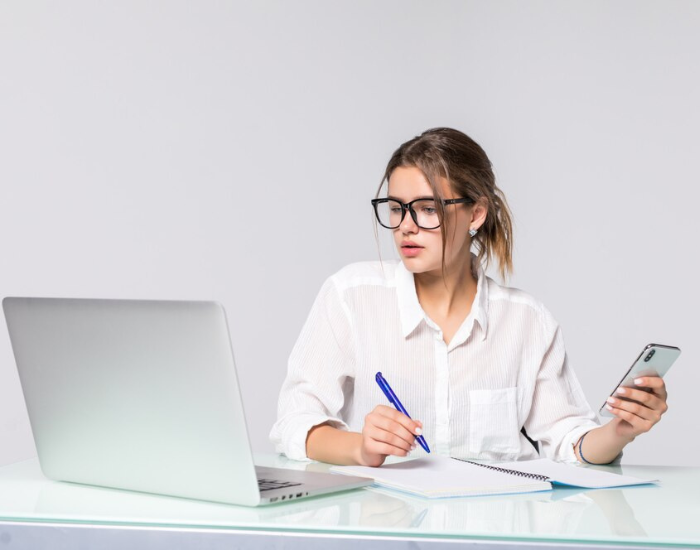 lady using Ophthalmology EMR Software